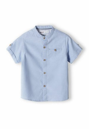 Chemise bleu clair à manches courtes avec col droit, boutons marron devant et sur la poche, et pattes boutonnées sur les manches retroussées.