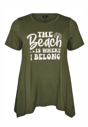 Oliven grøn kortærmet T-shirt med rund halsudskæring og hvid tekst "The Beach is Where I Belong" med stjerner og solikon.