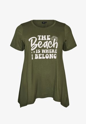Olivovo zelené tričko s krátkym rukávom a zaobleným výstrihom a bielym textom „The Beach is Where I Belong“ s hviezdami a ikonou slnka.