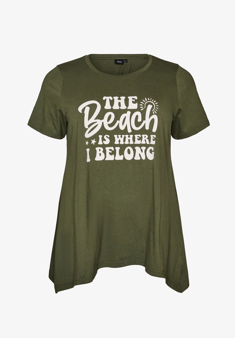 Κοντομάνικο T-shirt σε ελιά πράσινο χρώμα με στρογγυλή λαιμόκοψη και λευκό κείμενο "The Beach is Where I Belong" με αστέρια και εικονίδιο ήλιου.