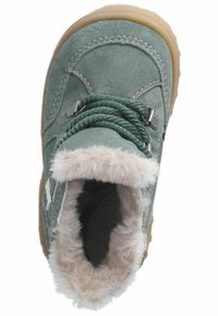 Botín de ante verde con forro de piel sintética color crema, cordones texturizados, suela de goma y ojetes reforzados. Presenta detalles de costura en la parte superior.