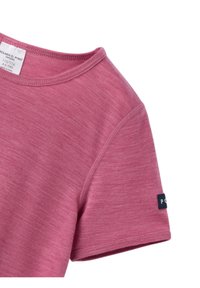 Lyhythihainen t-paita vaaleanpunaisena, pehmeästä kankaasta, pyöreällä kaula-aukolla. Hihassa on merkki brändistä.