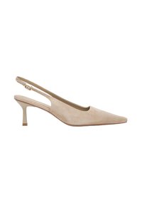 Beige suède slingback schoen met een spitse neus, dunne hak en een verstelbaar bandje. Glad textuur en minimalistisch ontwerp.