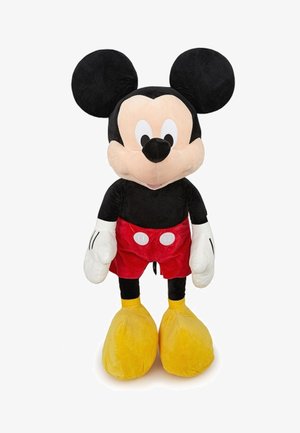 Mickey Mouse knuffel met grote zwarte oren, rode shorts, witte handschoenen en gele schoenen. Zachtheid van de stof, cartoonachtige uitstraling, staande pose.