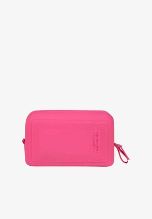 Borsa da viaggio rettangolare rosa con superficie testurizzata, chiusura con zip e dettagli di branding. Realizzata in materiale resistente, adatta per organizzare gli oggetti.