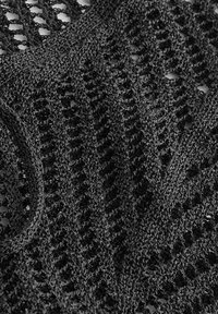 Schwarzer gestrickter Stoff mit einem offenen Gittermuster, das eine strukturierte Oberfläche und ein Kreuzschraffur-Design aufweist.