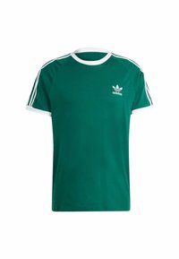 T-shirt en coton vert avec un col rond, accents blancs sur le col et les manches, et trois rayures blanches sur chaque épaule. Petit logo sur la poitrine.