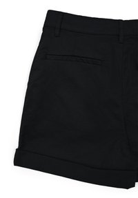 Pantaloni corti in cotone nero con una texture liscia, caratterizzati da un orlo piegato e una tasca sul retro. Design semplice con un taglio classico.