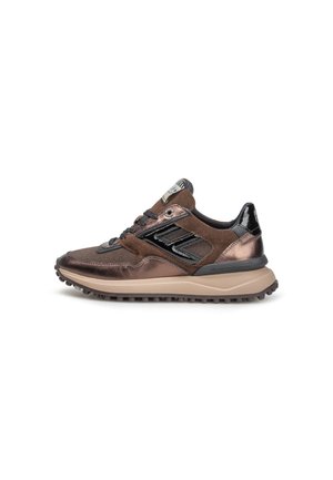 Baskets de sport marron et noir avec matériaux mélangés, semelle texturée, laçage à l'avant et semelle intermédiaire beige, vues de côté sur fond blanc.