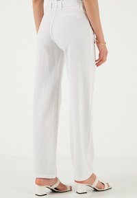 LELA REGULAR FIT - Püksid - white