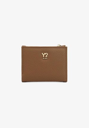 Portafoglio in pelle marrone chiaro con superficie testurizzata, dotato di un logo dorato "Y?" e chiusura con zip. Forma rettangolare compatta con bordi cuciti.