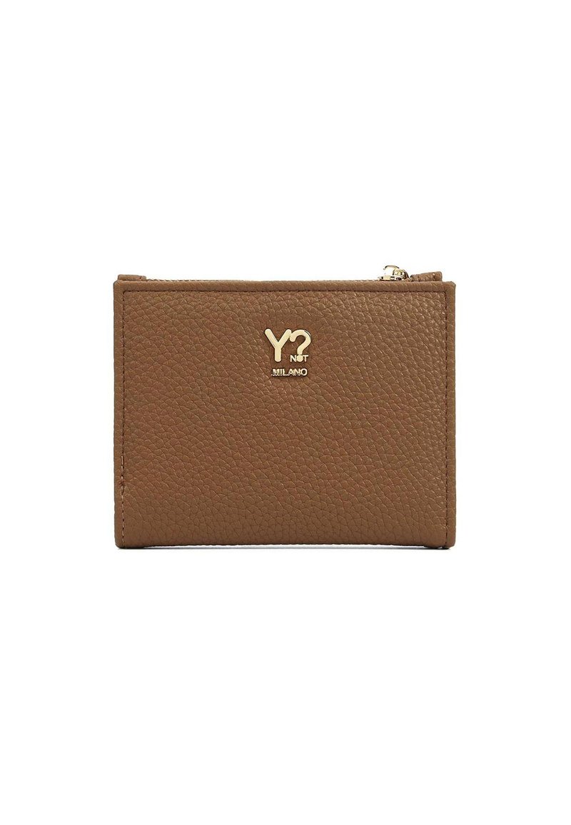 Portafoglio in pelle marrone chiaro con superficie testurizzata, dotato di un logo dorato "Y?" e chiusura con zip. Forma rettangolare compatta con bordi cuciti.
