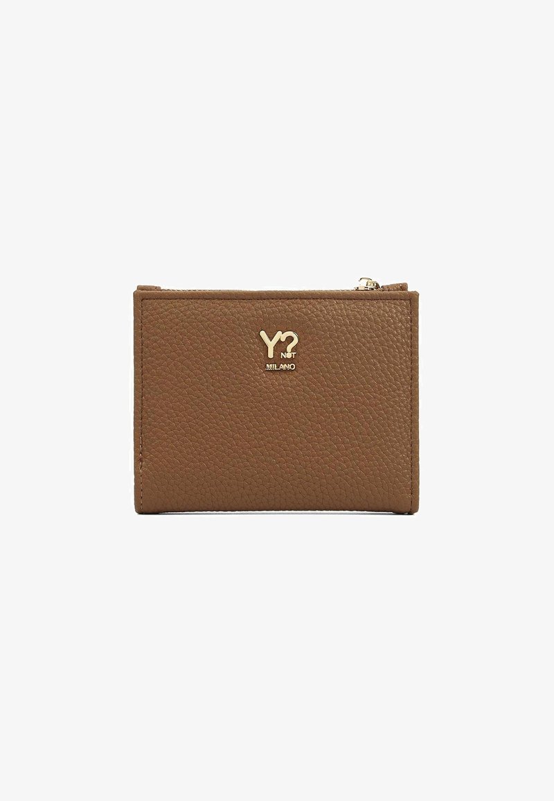 Portafoglio in pelle marrone chiaro con superficie testurizzata, dotato di un logo dorato "Y?" e chiusura con zip. Forma rettangolare compatta con bordi cuciti.