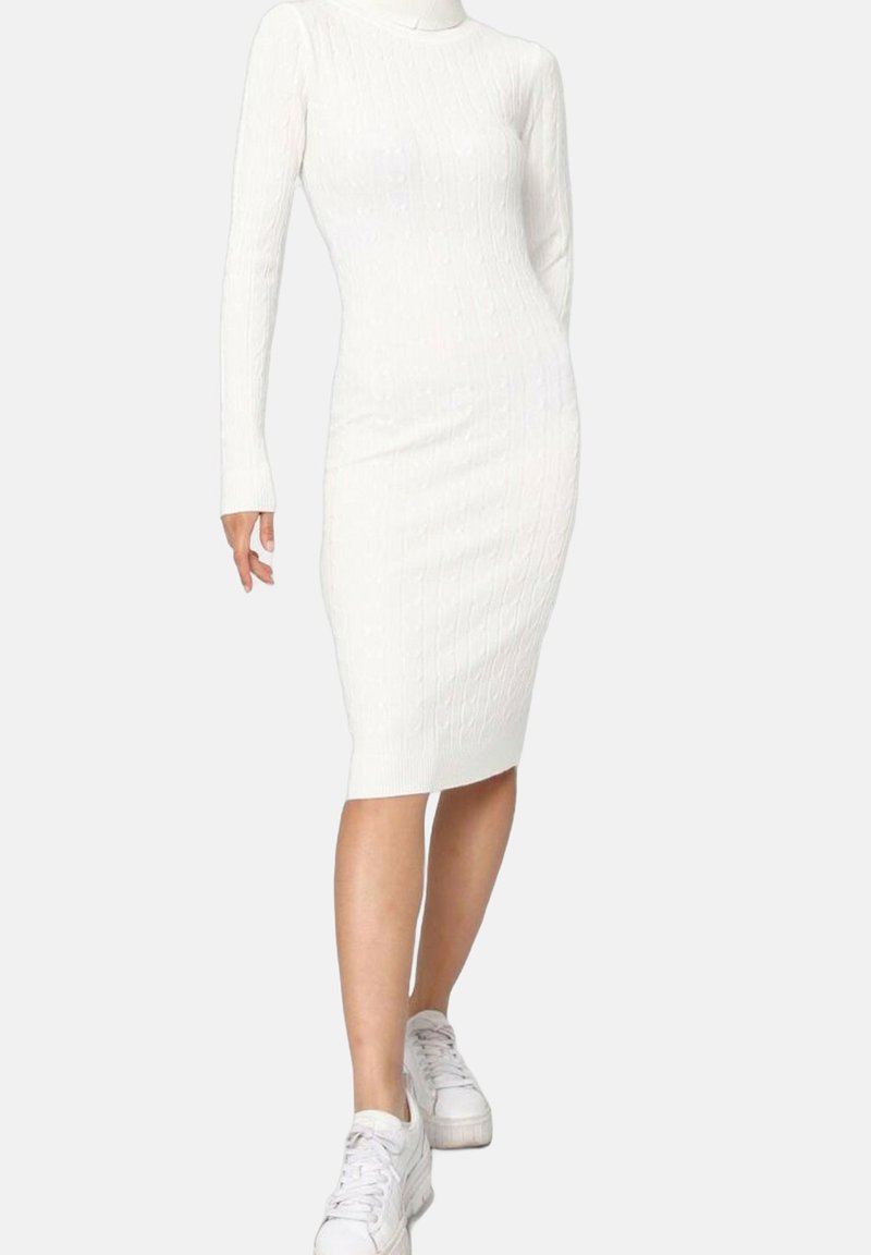 Robe tricotée blanche à côtes avec des manches longues et un col haut, ajustée jusqu'au mollet, portée avec des baskets blanches. Texture lisse.