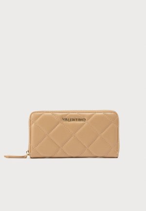 Beige gewatteerde portemonnee van glad leer, voorzien van goudkleurige hardware en een ritssluiting. Aan de voorkant staat het "VALENTINO" logo.