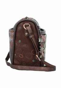 Brązowa skórzana torebka z fakturowanymi okrągłymi wzorami, bocznymi paskami i srebrnymi akcentami metalowymi. Zamek błyskawiczny na górze.