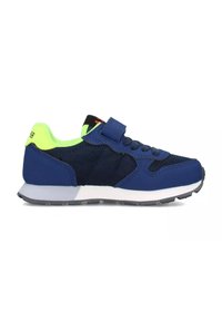 Scarpa da ginnastica blu navy con tomaia in rete, dettagli verdi, cinturino regolabile e suola bianca. Dettagli testurizzati ai lati.