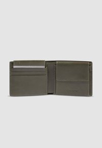 Portafoglio bifold in pelle verde scuro con più slot per carte, una tasca per monete con pattina e cuciture visibili su uno sfondo semplice.