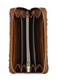 Portafoglio marrone con zip, aperto, che mostra numerosi scomparti per carte, due compartimenti principali e una tasca centrale con zip per le monete.