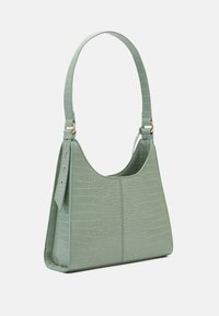 Borsa verde in texture coccodrillo con un design senza cuciture, tracolla curvata e accenti in hardware dorato. Presenta un interno spazioso.
