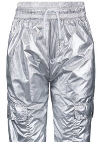 Zilveren cargo-broek gemaakt van glanzend, gekreukt materiaal. Kenmerken zijn een elastische tailleband, een trekkoord en zijzakken.