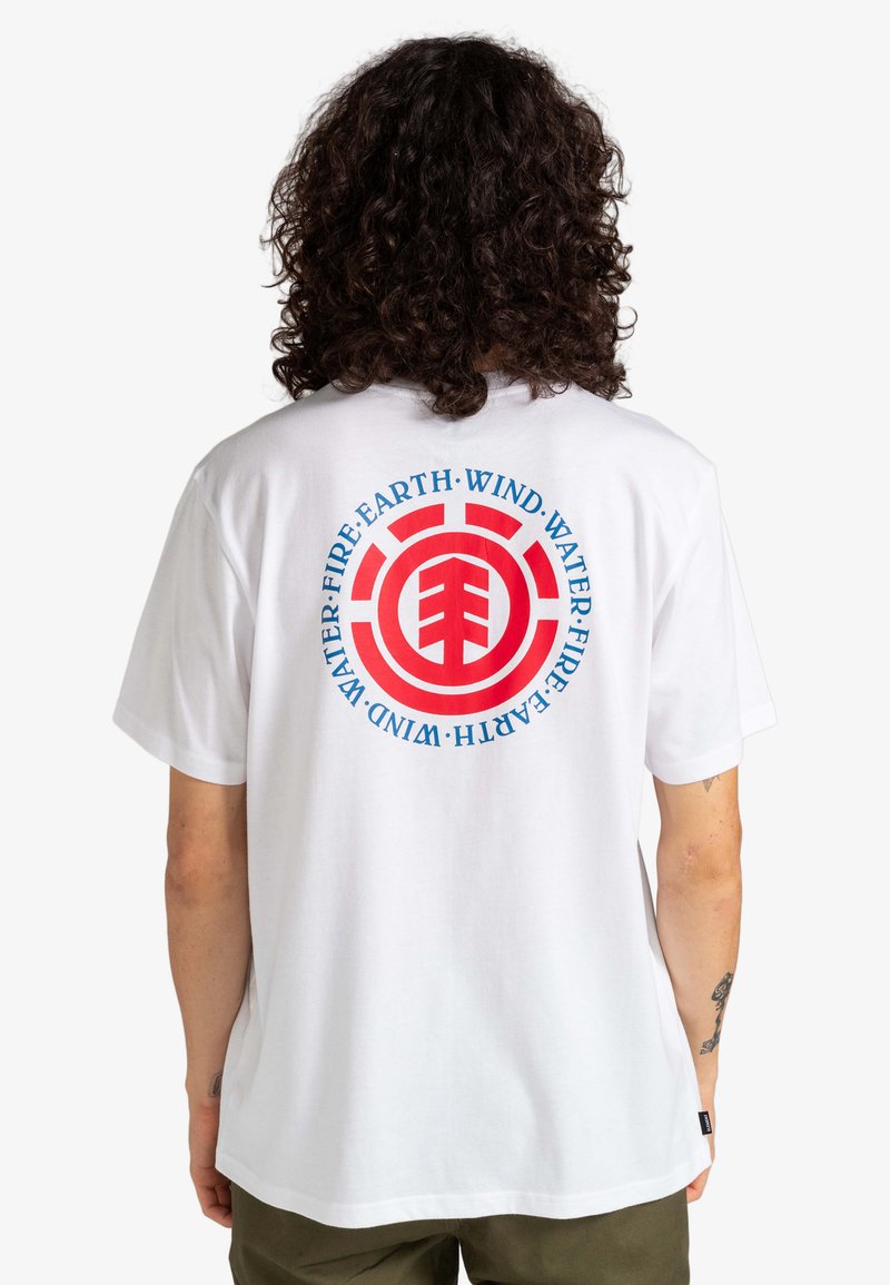 Weißes Baumwoll-T-Shirt mit einem kreisförmigen grafischen Design in Rot und Blau, mit dem Text "Erde, Wind, Feuer, Wasser" und einem Baumemblem auf der Rückseite.