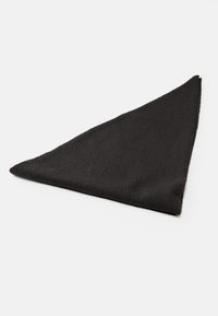 Écharpe triangulaire noire en tissu tricoté doux. Présente une texture lisse et des bords cousus uniformément. Aucun motif ni accent visible.