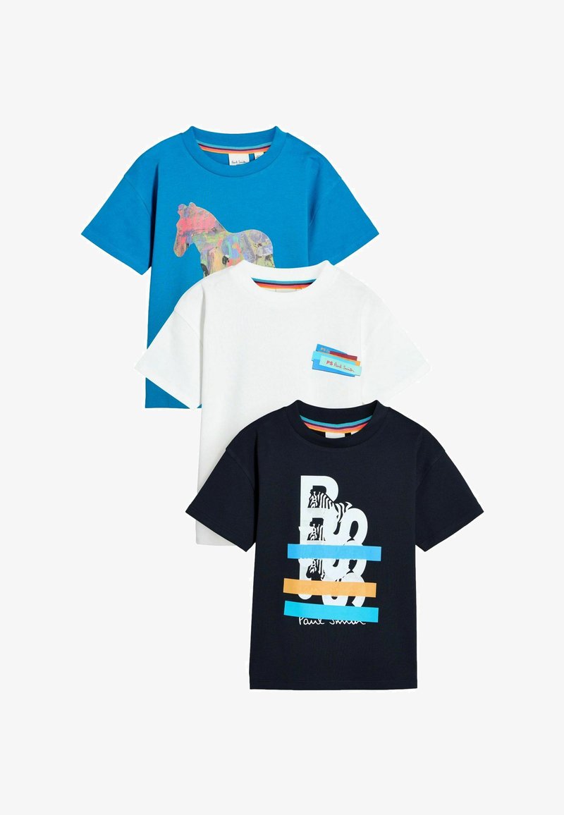 Trois t-shirts : bleu avec un design coloré de cheval, blanc avec un détail d'étiquette bleu, et marine avec un texte audacieux et des accents rayés.