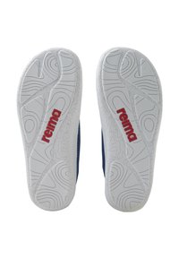 Marinblå sandaler med vita texturerade sulor som har en röd "reima"-logotyp, designade med flexibla spår för grepp och komfort.