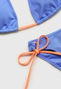 Modro teksturirano bikini zgornji del s pomarančastimi vezalkami. Oblika vključuje trikotne skodelice in vozle na nastavljivih naramnicah.