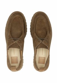 Hnědé semišové boty s kulatou špičkou, šněrováním v přední části a silnou gumovou podrážkou. Mají strukturovaný svršek a decentní prošívací detaily.