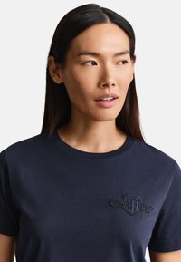 GANT TONAL SHIELD - Základné tričko - evening blue