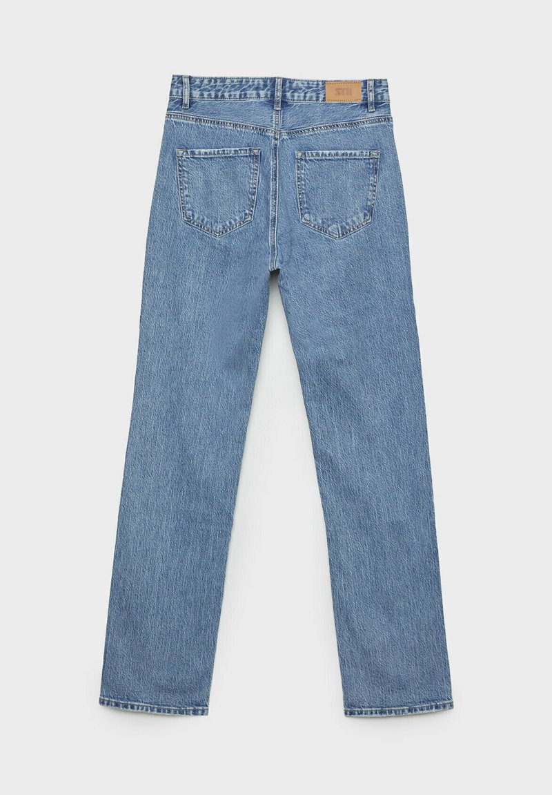 Hellblaue Jeans aus Denim mit geradem Schnitt, Fünf-Taschen-Design und sichtbaren Nähten. Mit einem braunen Leder-Label am Bund.