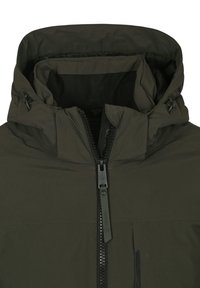 Donkergroen ritjakker met hoge kraag, capuchon en zwarte rits, gemaakt van waterafstotend materiaal met een gladde textuur.