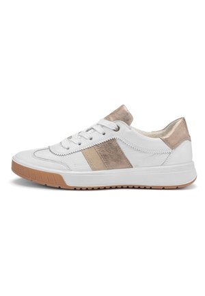 Witte leren sneaker met beige metallic accenten, witte veters en een bruine rubberen zool, gezien vanaf de buitenkant.