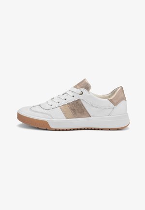 Witte leren sneaker met beige metallic accenten, witte veters en een bruine rubberen zool, gezien vanaf de buitenkant.