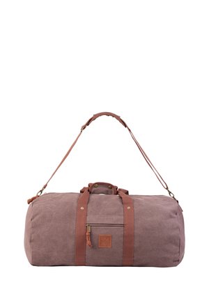 Braune Canvas-Duffel mit verstellbarem Schultergurt, zwei Griffen, vorderer Reißverschlusstasche und Lederpatch-Detail auf weißem Hintergrund.