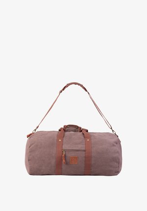 Braune Canvas-Duffel mit verstellbarem Schultergurt, zwei Griffen, vorderer Reißverschlusstasche und Lederpatch-Detail auf weißem Hintergrund.