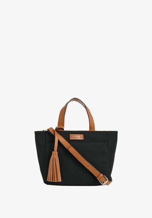 Sac fourre-tout noir avec poignées en cuir marron, bandoulière ajustable, pompon assorti et petite étiquette de marque sur la poche avant.