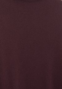 Trama di tessuto a coste in un profondo colore bordeaux, con un motivo a strisce verticali. Il materiale appare morbido ed elastico.