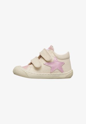 Sneaker crema per bambini piccoli con stella rosa sul lato e due cinturini in velcro, suola in gomma texturizzata e tomaia in tessuto morbido.