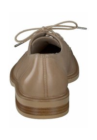 Chaussures en cuir beige avec bout arrondi, à lacets et texture lisse. La semelle présente un détail à rayures marron superposées.