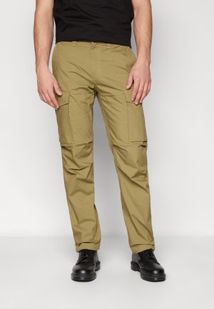 Kaški cargo hlače s stranskimi žepi, izdelane iz trpežnega blaga; imajo ravno krojeno zasnovo in kontrastne šive.