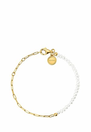 Pulsera de cadena de oro que presenta secciones alternas de eslabones y pequeñas perlas blancas, con un cierre de langosta y un charm de marca.