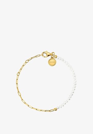 Pulsera de cadena de oro que presenta secciones alternas de eslabones y pequeñas perlas blancas, con un cierre de langosta y un charm de marca.