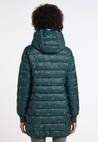 Tirkizna puffer jakna s kapuljačom, s blagim planinskim uzorcima, elastičnim manžetama i dugim dizajnom, izrađena od sjajnog, quiltenog materijala.