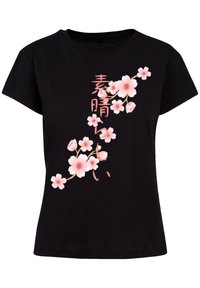 Černé bavlněné tričko s růžovými grafikami květů třešně a japonským textem, krátké rukávy a kulatý výstřih.