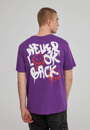 T-shirt viola a maniche corte con una grafica testuale bianca e arancione audace "NEVER LOOK BACK" accompagnata da faccine sorridenti, in una vestibilità morbida.