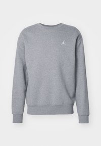 Felpa grigia, materiale in cotone, collo rotondo, maniche lunghe, polsini e fondo a costine, presenta un piccolo logo ricamato bianco sul petto.