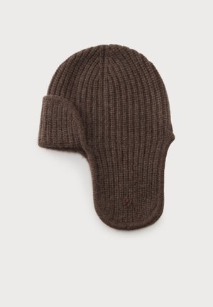 Gorro marrón de punto con orejeras y un puño doblado en un lado, hecho de textura gruesa de lana acanalada.
